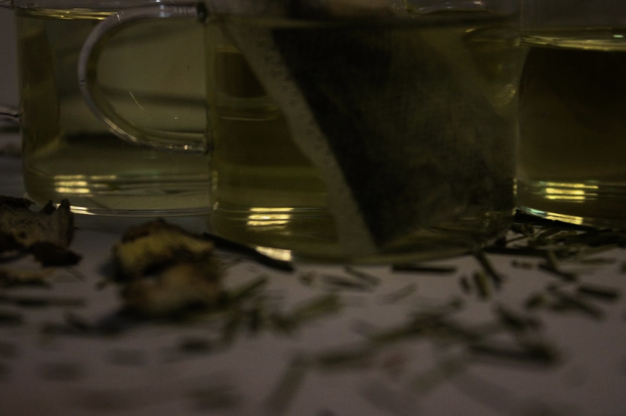 Manos artesanas preparando bolsas de té